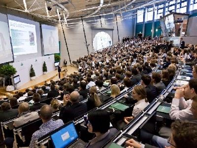 Blick in einen gut gefüllten Hörsaal der Universität Bayreuth