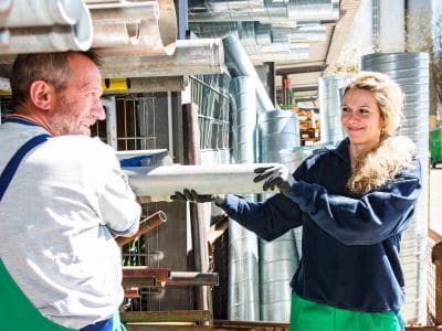 Handwerkerin mit Kollege bei der Arbeit