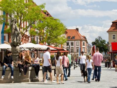 Passanten in der Bayreuther Fußgängerzone beim Einkaufen und Bummeln
