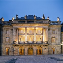 Markgräfliches Opernhaus in der Abenddämmerung