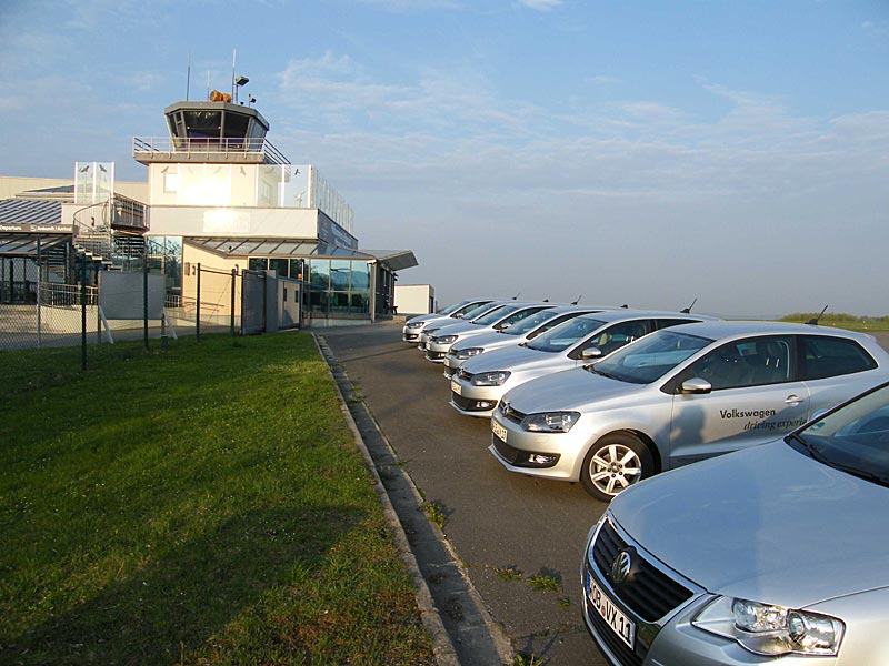 Autos am Flugplatz