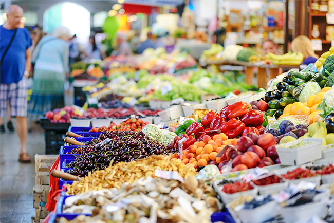 Verkaufsstände mit Gemüse und Obst.