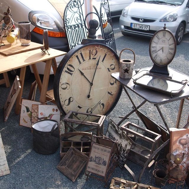 Blick auf eine große Uhr und weitere Verkaufsgegenstände.