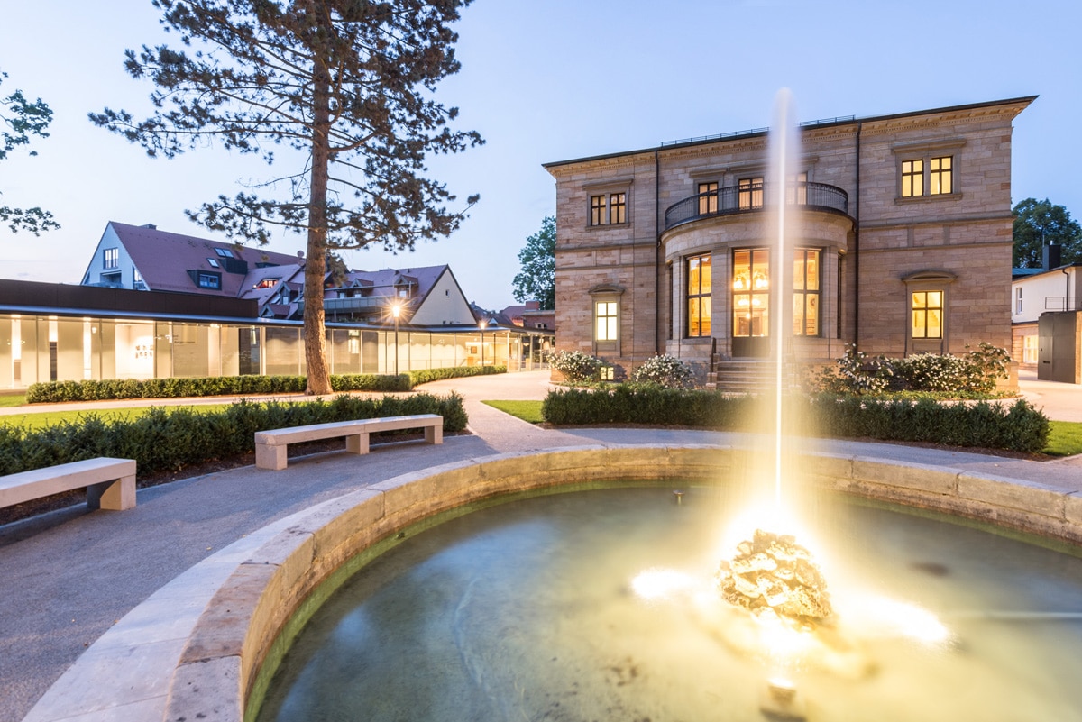 Haus Wahnfried mit Springbrunnen in den Abendstunden.