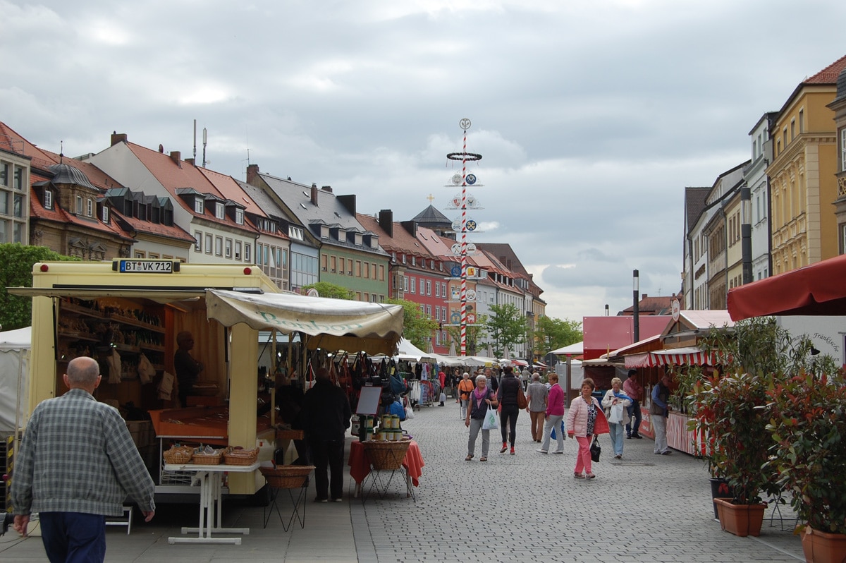 Pfingstmarkt-2015 (1).klein Blick auf den Markt mit verschiedenen Buden und dem Maibaum