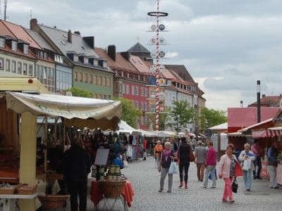 Blick auf den Markt mit verschiedenen Buden und dem Maibaum