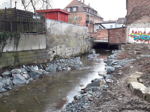 Mühlgraben mit neuer Uferbefestigung aus Flussbausteinen