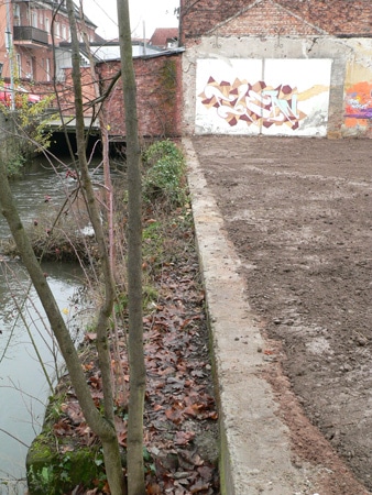 Mühlgraben mit alter Ufermauer aus Beton