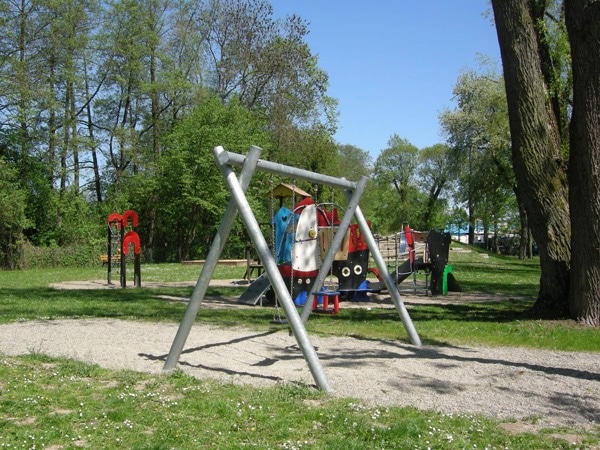 Schaukel und Kleinkinderschaukel am Spielplatz Äußere Badstraße
