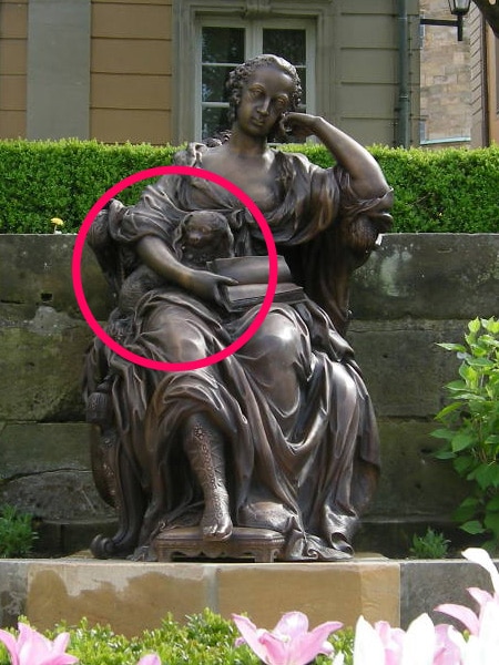 Bronzeskulptur sitzende Markgräfin Wilhelmine mit Schoßhündchen im Arm