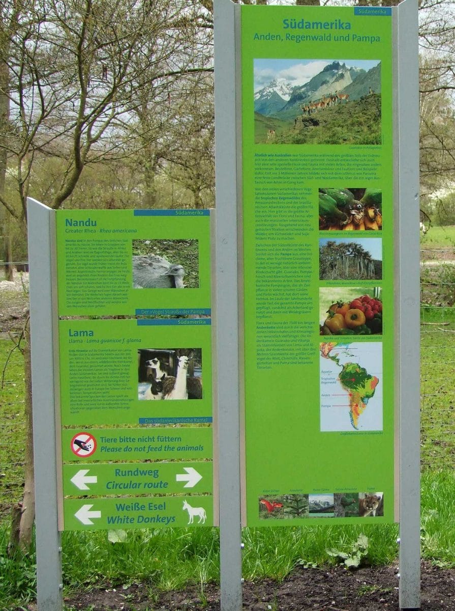 Infostelen zum Thema Lebensraum von Nandus und Lamas am Röhrensee