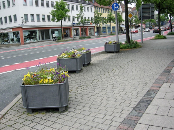4 Pflanzkübel am Gehwegrand Annecyplatz zur Bahnhofstraße