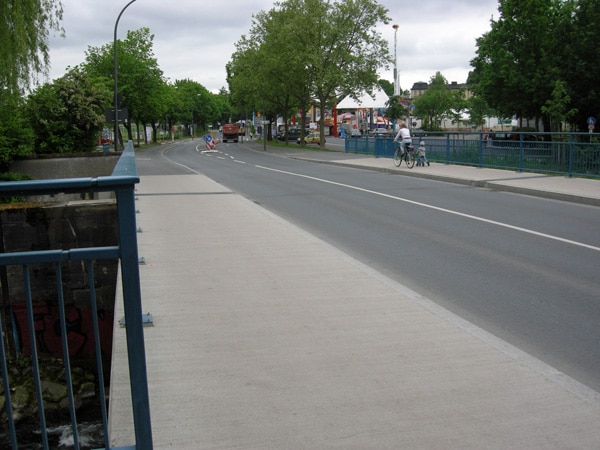 Foto Gehwegbereich und Querungshilfe Friedrich-Ebert-Straße nach der Umsetzung der Maßnahme 5