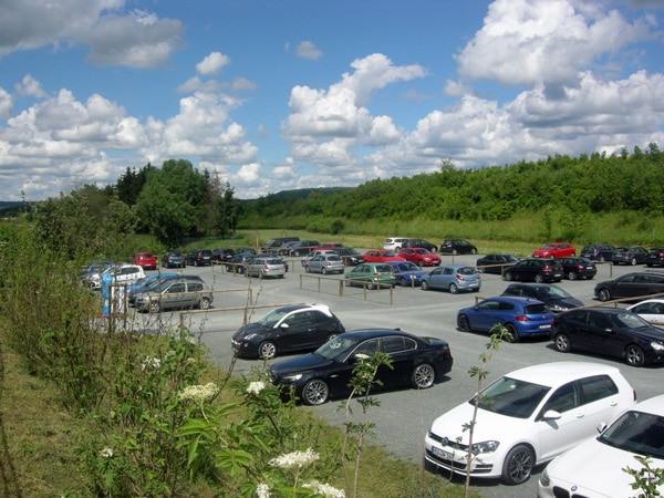Foto Bedarfsparkplatz Obere Röth, Blick von Südwesten auf parkende Autos