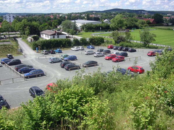 Foto Bedarfsparkplatz Obere Röth, Blick von Südosten auf parkende Autos