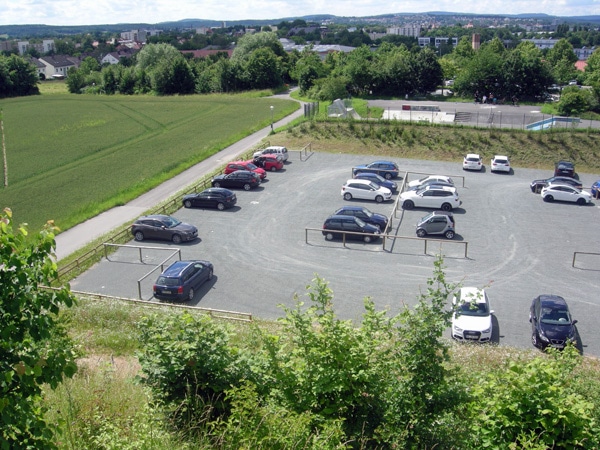 Foto Bedarfsparkplatz Obere Röth, Blick von Osten auf parkende Autos