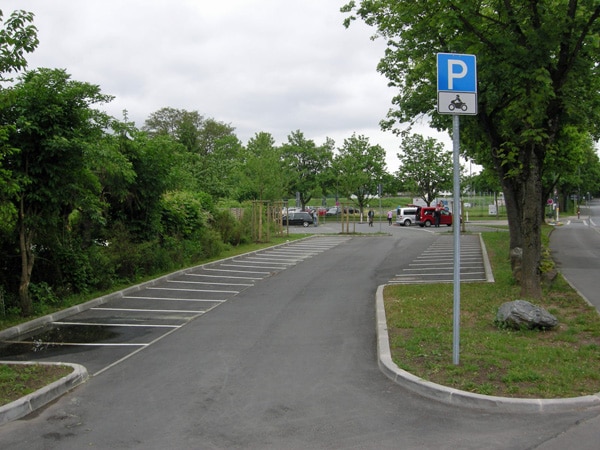 Foto vom Parkplatz an der Kleingartenanlage Am Flößanger, Blick von Norden auf Parkfläche