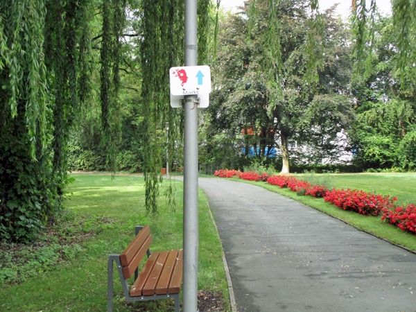Hinweisschild am Laternenmast am Fuß- Radweg Rosenau