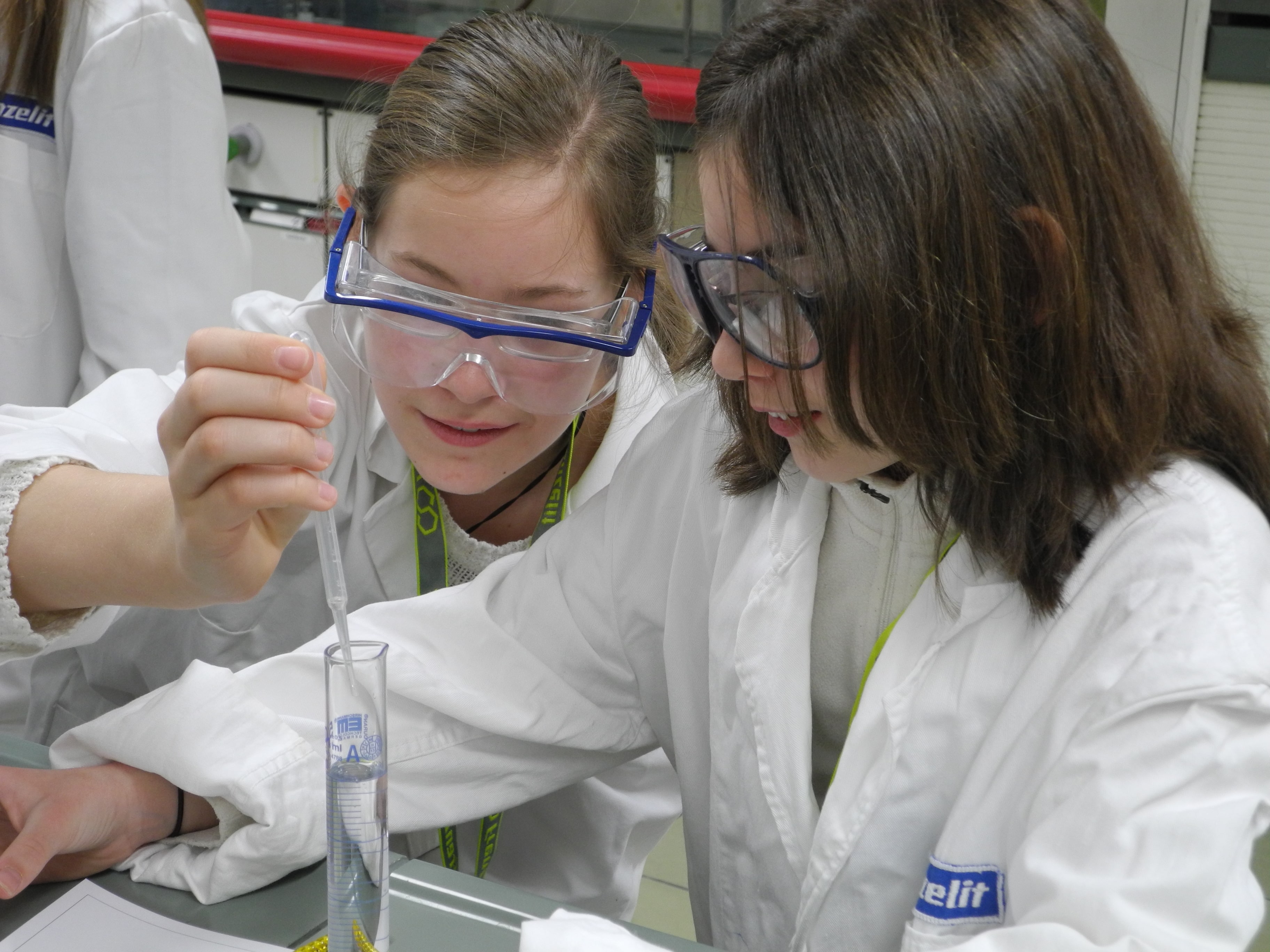 Zwei Mädchen mit Reagenzglas im Labor der Firma Frenzelit