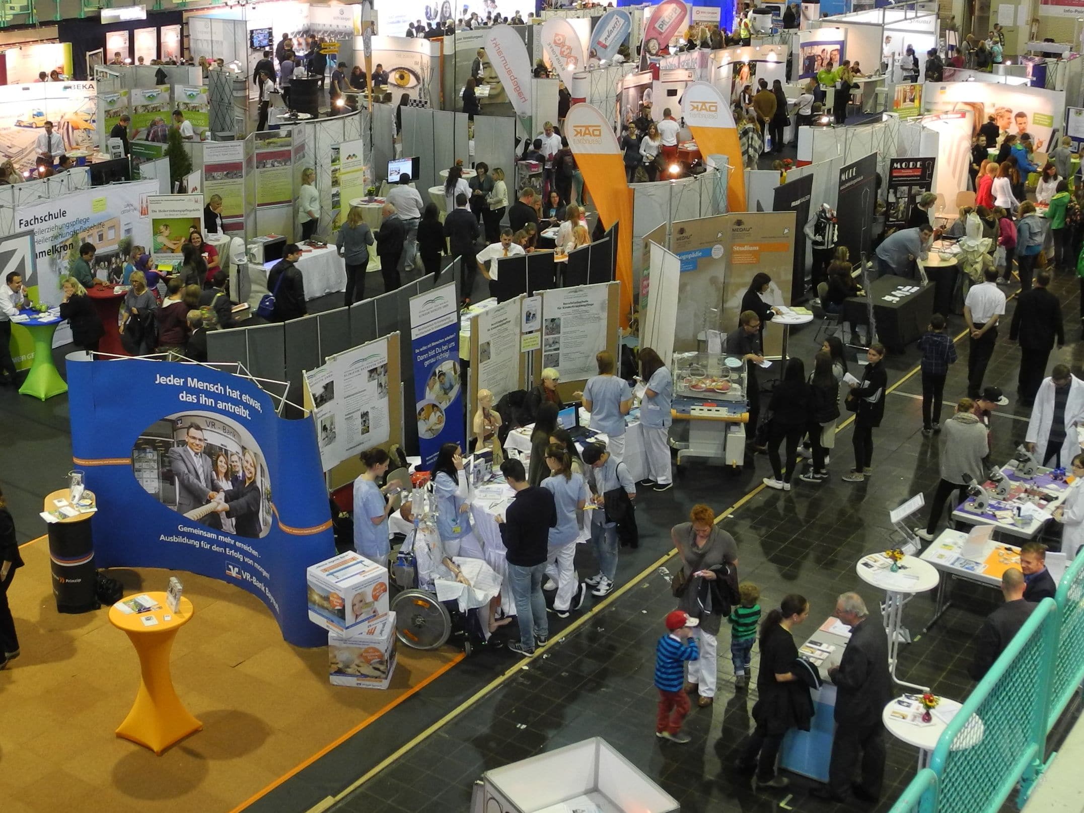 Blick von oben auf die Stände der Ausbildungsmesse in der Oberfrankenhalle