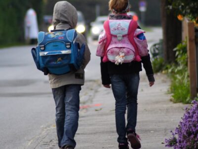 Zwei Schulkinder unterwegs