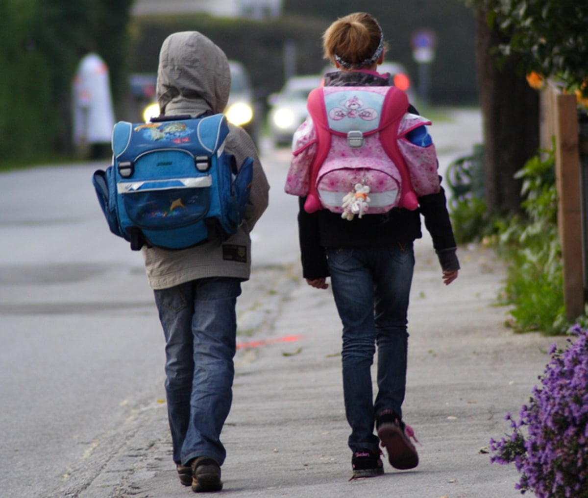 Zwei Schulkinder unterwegs