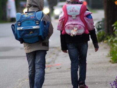 Zwei Schulkinder unterwegs