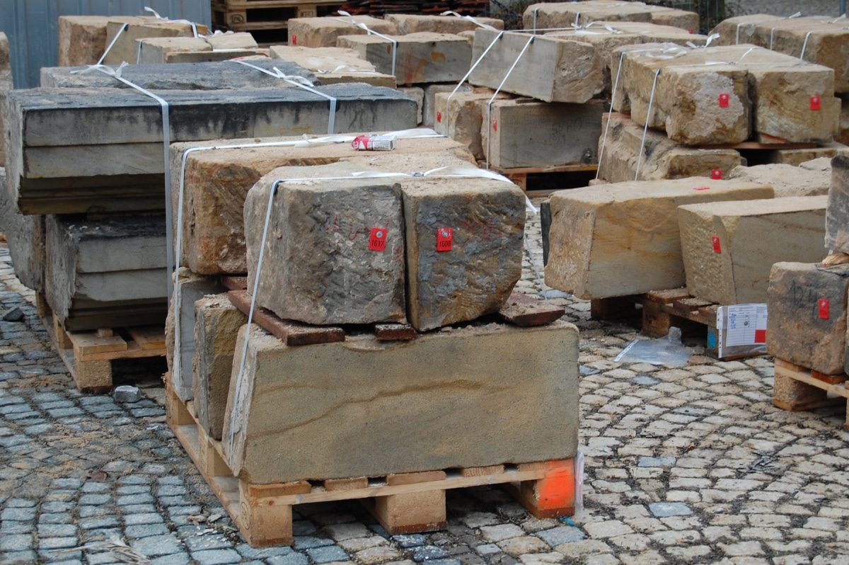 Sandsteine gebündelt auf Paletten