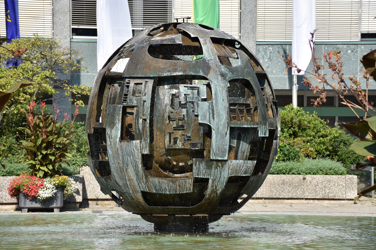 Kugelbrunnen aus Bronze