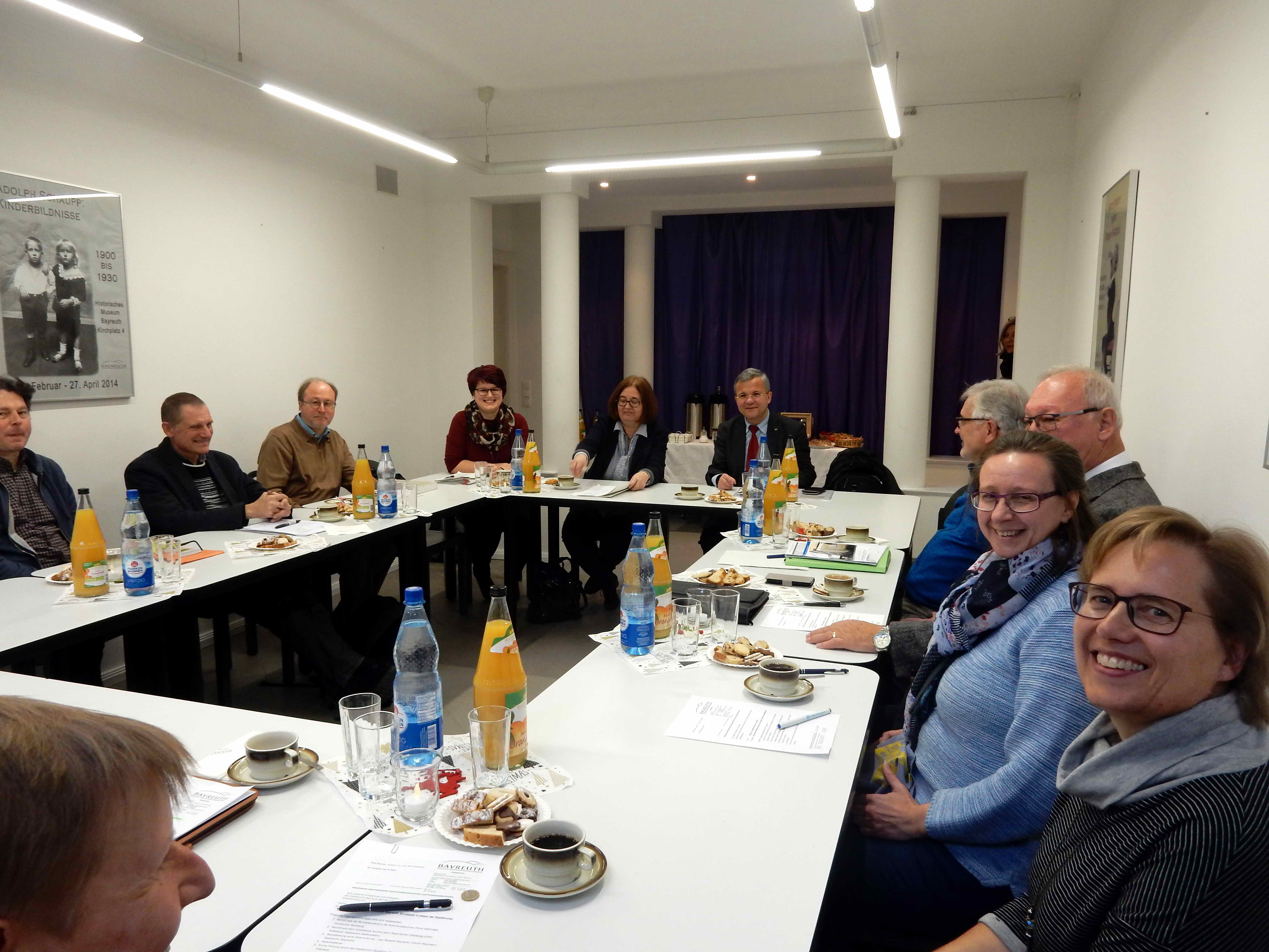 Blick in die Runde der Sitzung der Arbeitsgemeinschaft oberfränkischer KommunalarchivarInnen im Historischen Museum