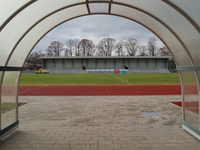 Die neue überdachte Stehtribüne des Hans-Walter-Wild-Stadions.