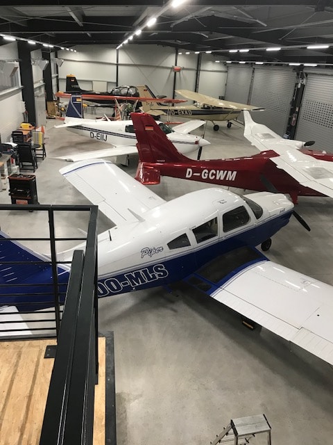 Flugzeuge im Hangar