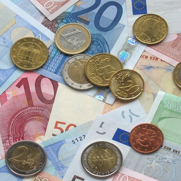 Euro-Scheine und Münzen