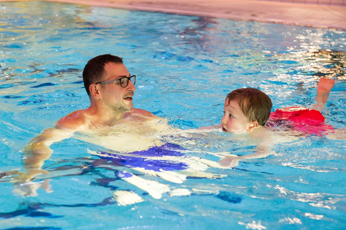 schwimmkurs-stadtwerke-bayreuth.klein Stadtwerke-Mitarbeiter Michael Hampel bringt dem fünfjährigen Corvin das Schwimmen bei.