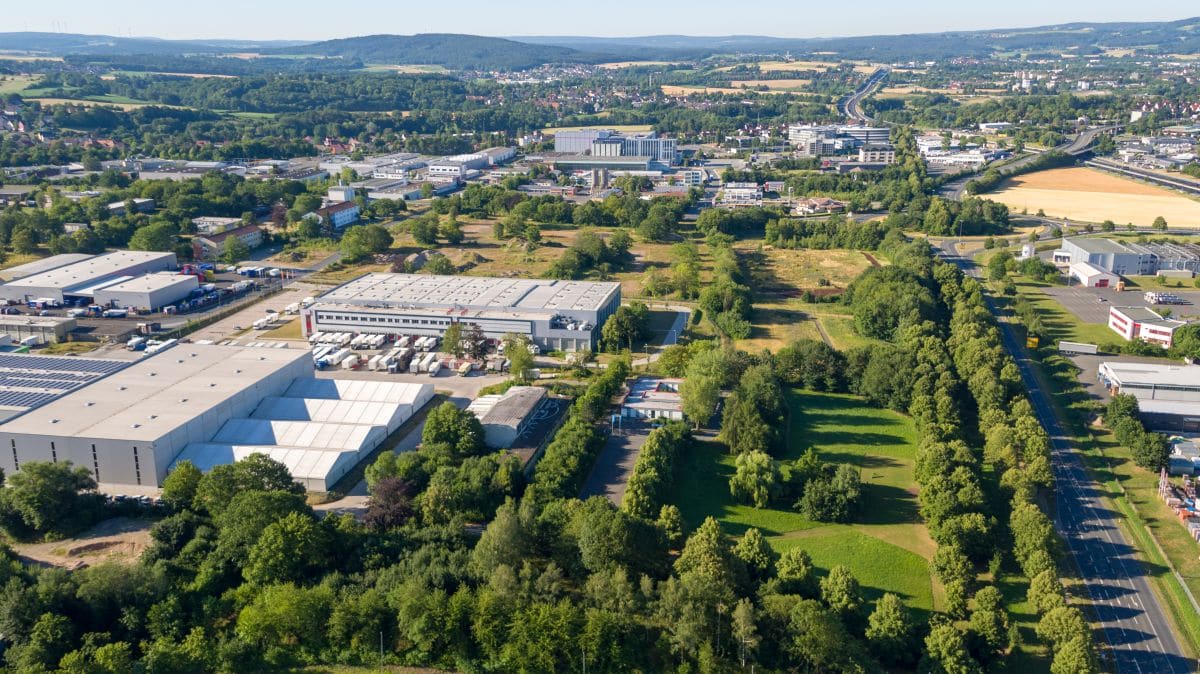 Blick über den Logistikpark in Richtung Stadt