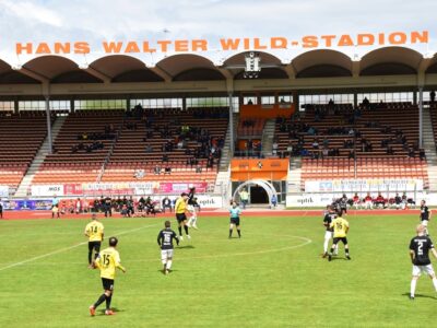 Das Foto zeigt das Hans-Walter-Wild-Stadion während eines Fußballspiels.