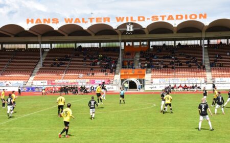 Das Foto zeigt das Hans-Walter-Wild-Stadion während eines Fußballspiels.