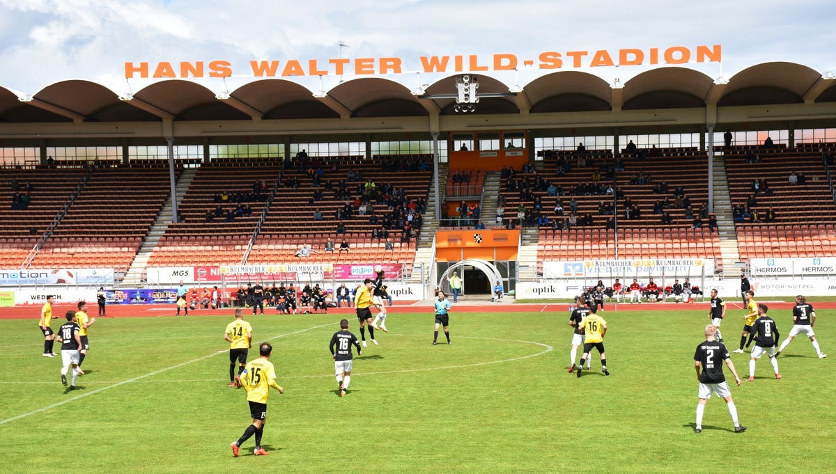 Das Foto zeigt das Hans-Walter-Wild-Stadion während eines Fußballspiels.