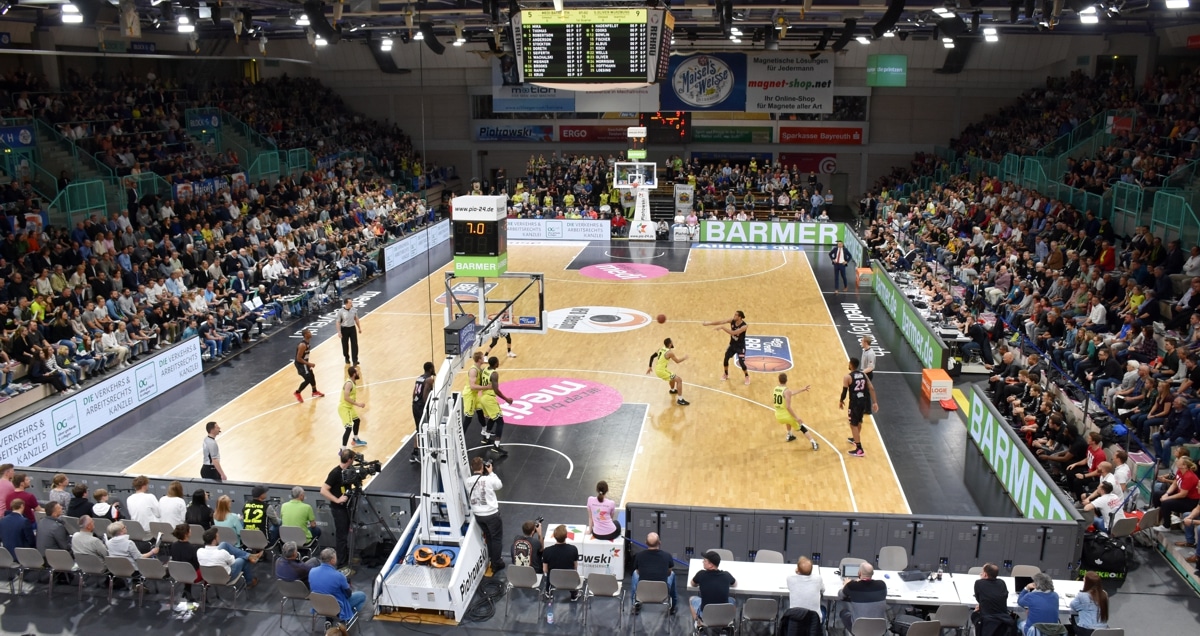 Foto zeigt die Oberfrankenhalle von innen während eines Basketballspiels.