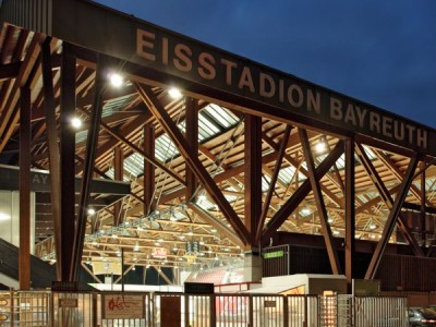 Blick auf das Eisstadion bei Nacht
