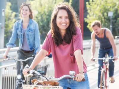 3 Menschen auf Fahrrädern