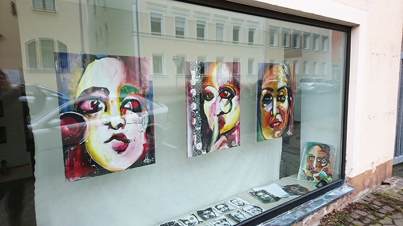 Kunstbilder hängen in einem Schaufenster