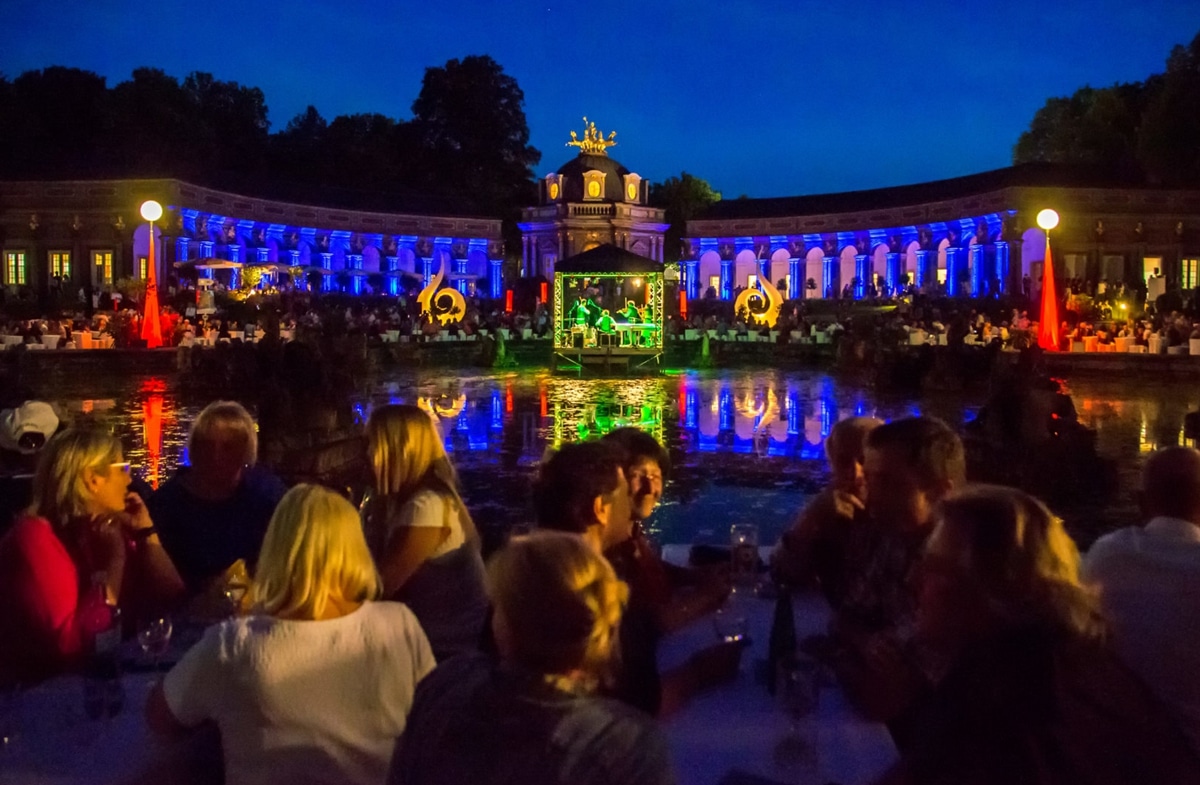 Blick auf den Sonnentempel bei Nacht