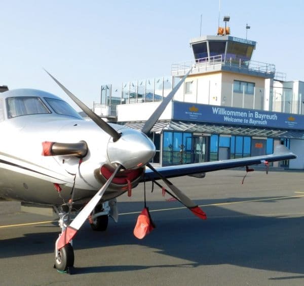 Ansicht des Flugplatzes mit Tower im Hintergrund