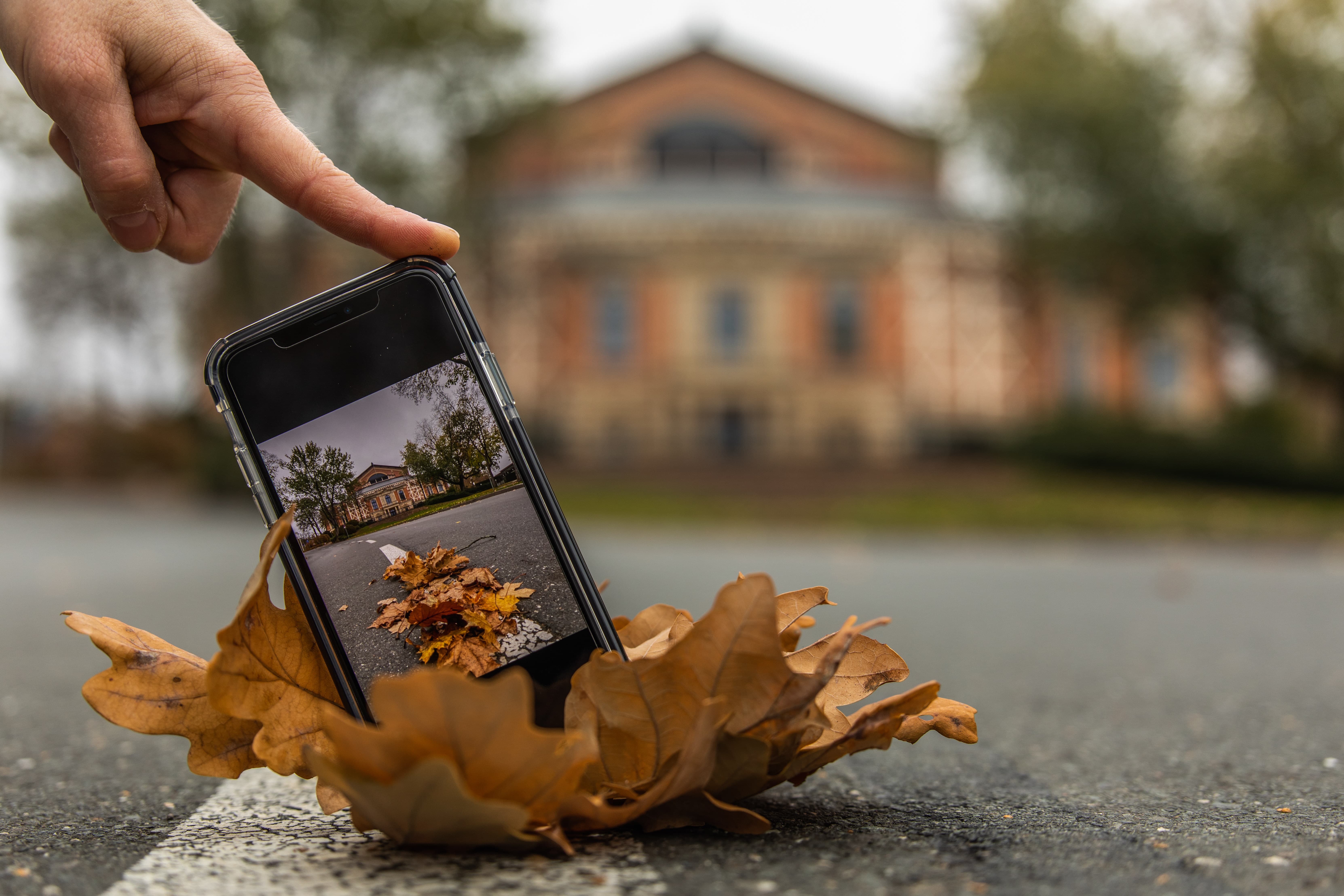 Blick aufs Festspielhaus durch ein Handy gesehen