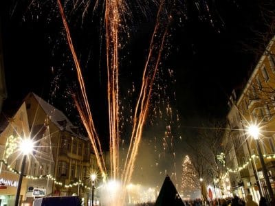 Für das Abbrennen von Feuerwerkskörpern an Silvester und Neujahr gilt in Teilen der Bayreuther Innenstadt erstmals ein Verbot. | Foto: Peter Kolb