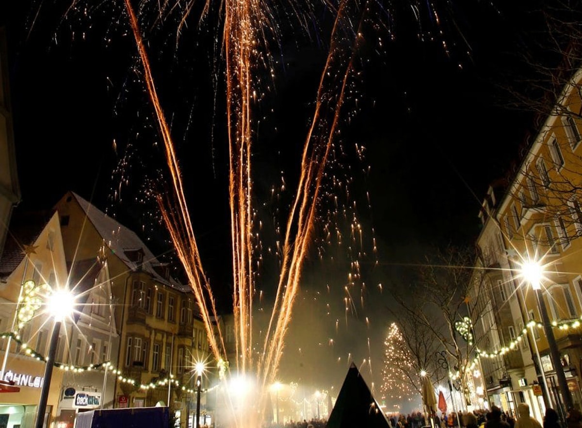 Für das Abbrennen von Feuerwerkskörpern an Silvester und Neujahr gilt in Teilen der Bayreuther Innenstadt erstmals ein Verbot. | Foto: Peter Kolb