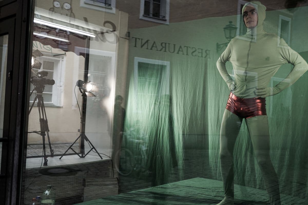 Performance “Kleine Rote Hose“ in der ehemaligen „Restestube“