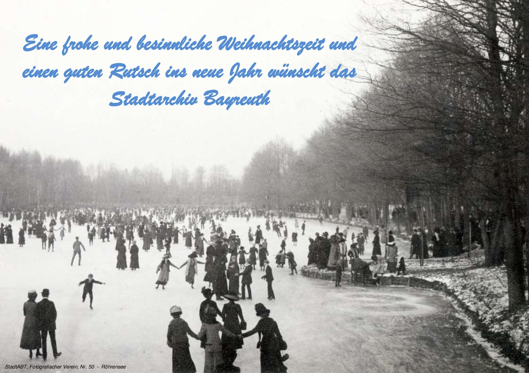 Eine frohe und besinnliche Weihnachtszeit und einen guten Rutsch wünscht das Stadtarchiv Bayreuth. Weihnachtsgruß des Stadtarchivs Bayreuth. Foto ca. 1910 - Schlittschuhlaufen auf dem Röhrensee.