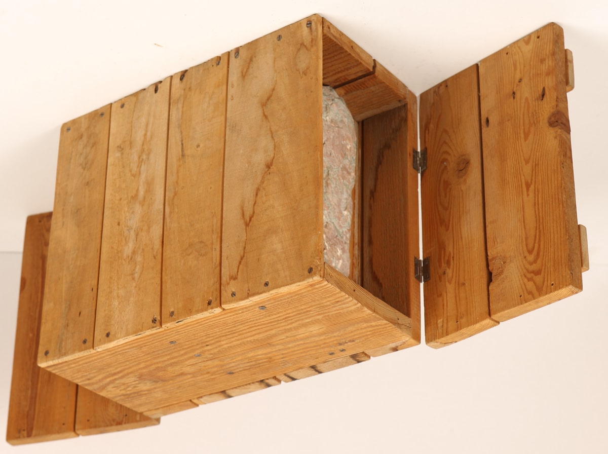 Holzkiste mit Marmor, 72,5 x 28,5 x 20 cm, AD Trantenroth Sammlung der Oberfrankenstiftung im Kunstmuseum Bayreuth.klein Holzkiste mit Marmor | AD Trantenroth-Sammlung der Oberfrankenstiftung im Kunstmuseum Bayreuth